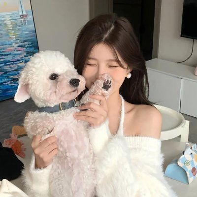 坐在酒吧里吃蛋糕